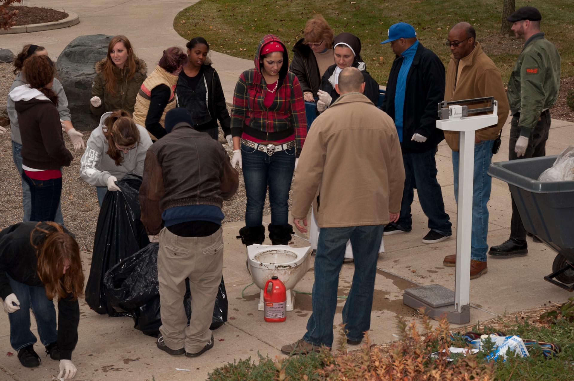 Field Biology class picks up trash on <a href='http://gpf5.gener8co.com'>十大彩票网赌平台</a> grounds